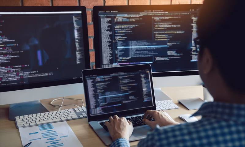 数据科学选型：R与Python如何赋能合山市网站建设？
